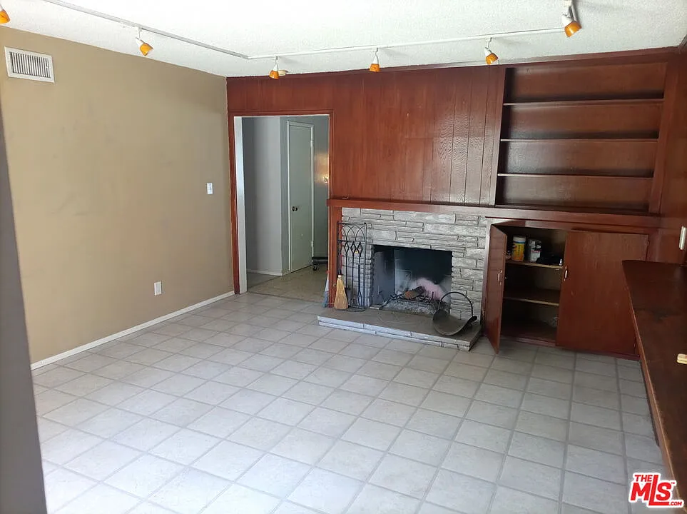 4 bed, 2.0 bath, 1710 sqft, $3,700 — Photo 2