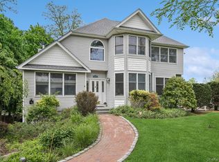 91 Soundview Dr, Rocky Point, NY 11778