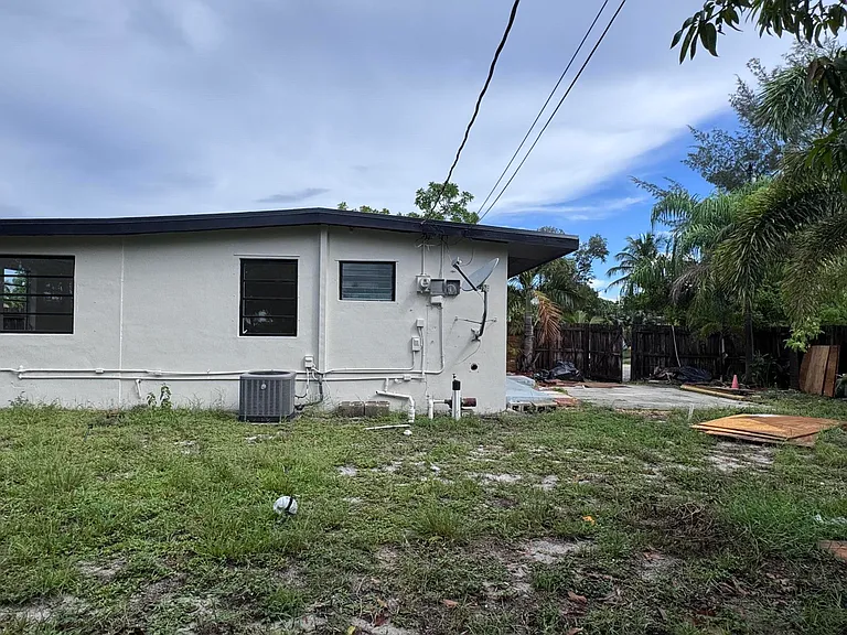 4310 NE 13th Ave — Photo 19