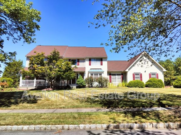 11 Endicott Ln