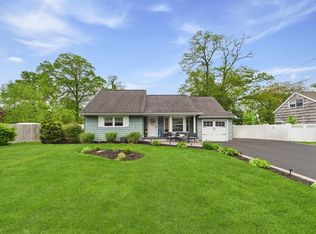 127 Connetquot Rd, Oakdale, NY 11769