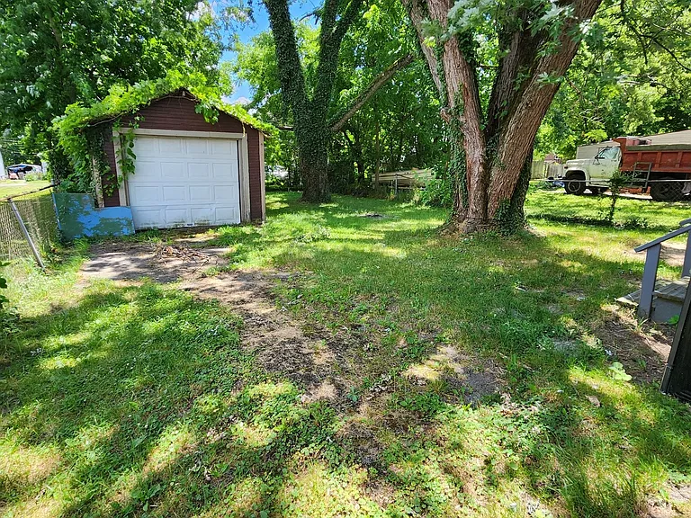 39 Eleanor Ave — Photo 3
