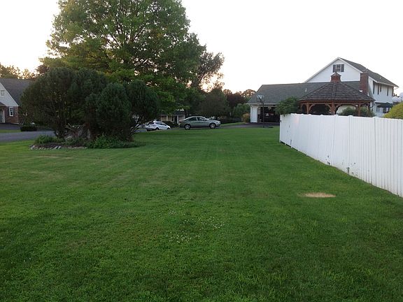 3rd image of 4556 Meadow Dr