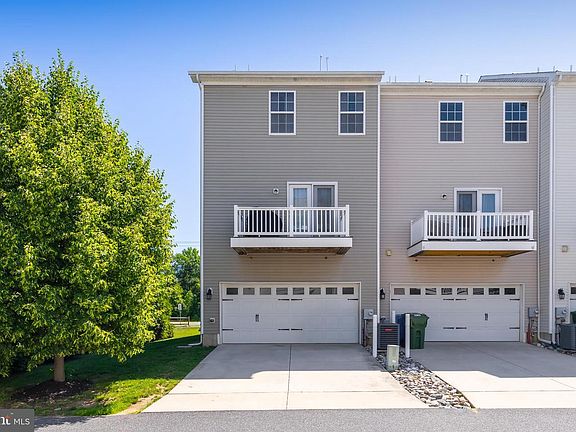 3rd image of 460 Aura Rd