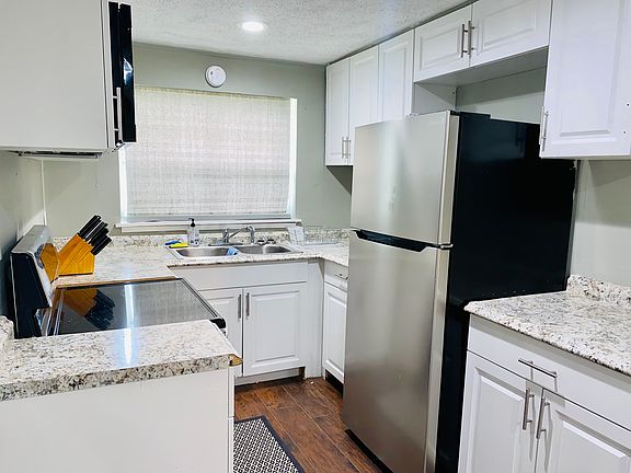 3rd image of 835 Griffin St
