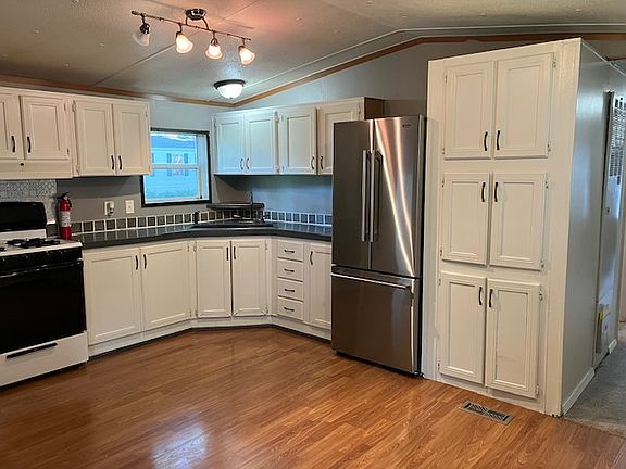 3rd image of 211 E Willow Dr #18