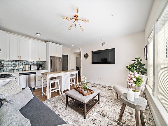 2nd image of 1802 Wentworth St #4