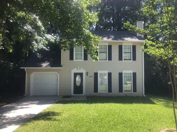 957 Lake Watch Ct, Stone Mountain, GA 30088