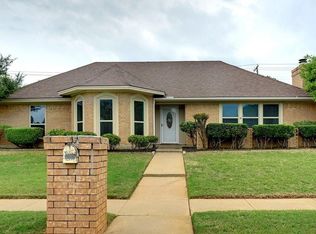 800 Saddlebrook Dr S, Bedford, TX 76021