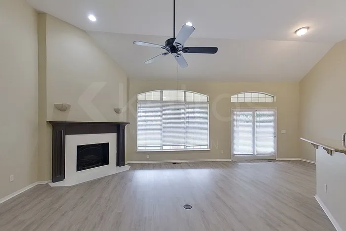 5 bed, 3.5 bath, 2850 sqft, $2,675 — Photo 3