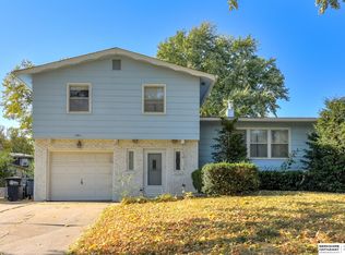 3910 Parkview Dr, Omaha, NE 68134