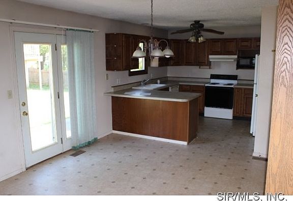 3rd image of 828 Andra Dr