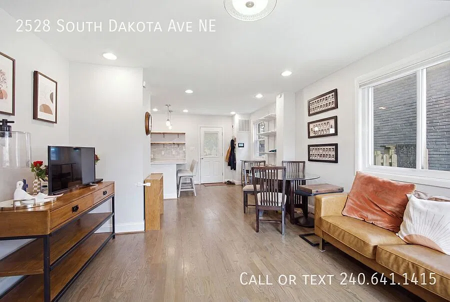 Lovely 3 BR/2 BA Single-Family Home in Woodridge! — Photo 3