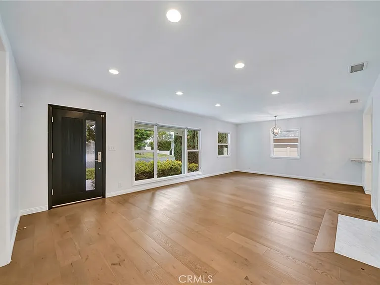 4833 Longridge Ave — Photo 6
