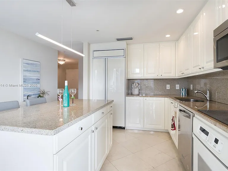 3400 SW 27th Ave #1003 — Photo 6
