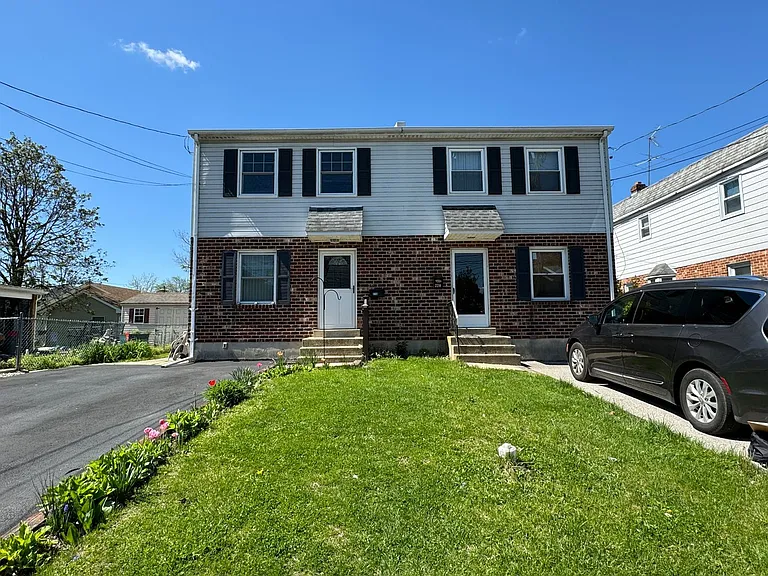 220 Harding Ave — Photo 1