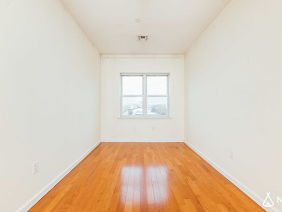 4th image of 261 Evergreen Ave #3Z