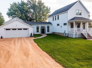 W1790 Puddlefort St, Mount Calvary, WI 53057