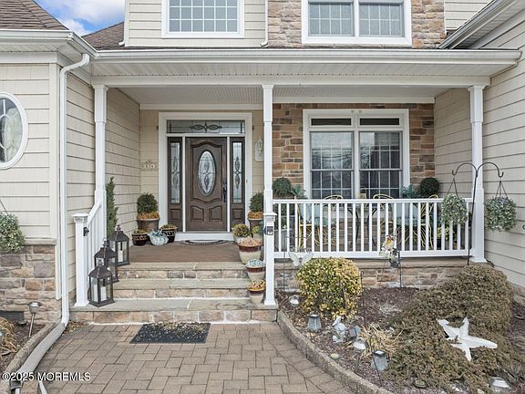 4th image of 834 Laurel Boulevard