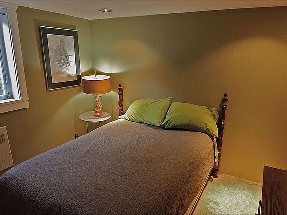 Basement Bedroom very quiet 