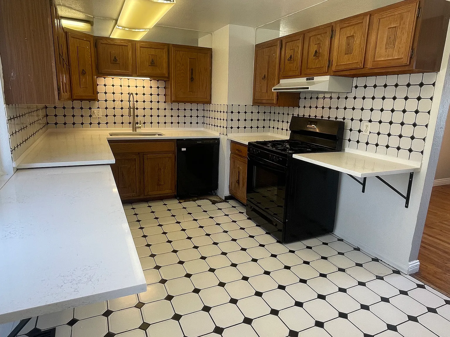 4 bed, 920 sqft, $2,900 — Photo 4