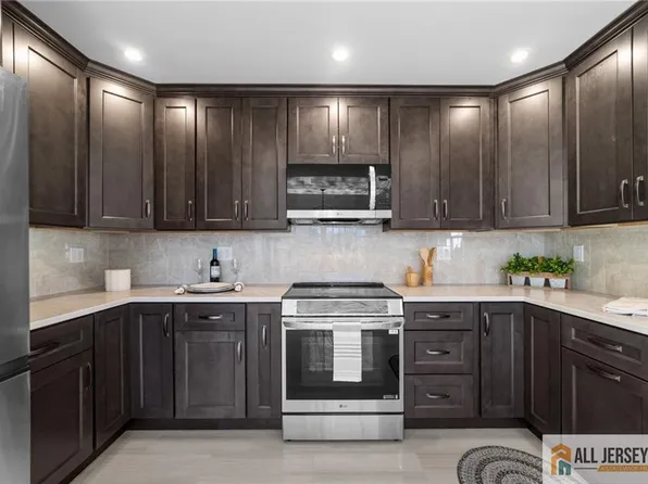 398 Fuchsia Plz, Monroe Township, NJ 08831