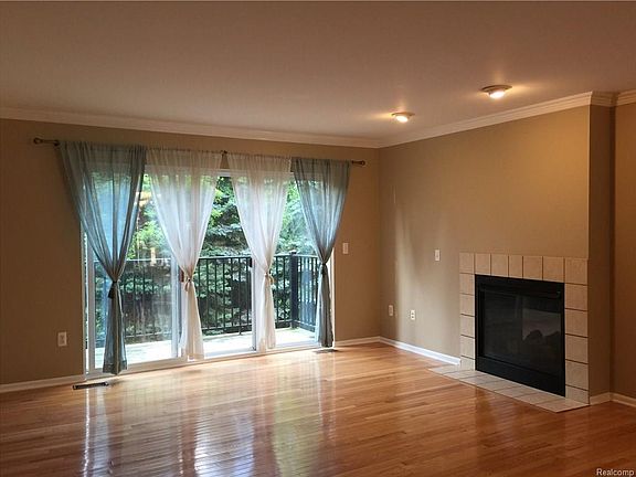 3rd image of 923 Sandalwood Dr #1