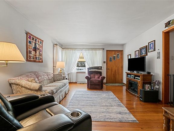 3rd image of 769 Clarksville Rd