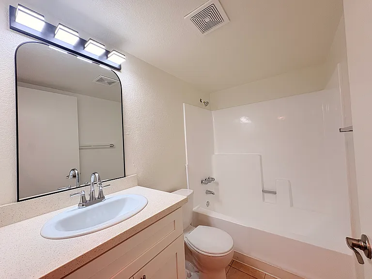 615 W Milford St — Photo 19