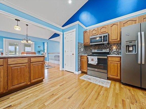 3rd image of 596 Harbor Dr