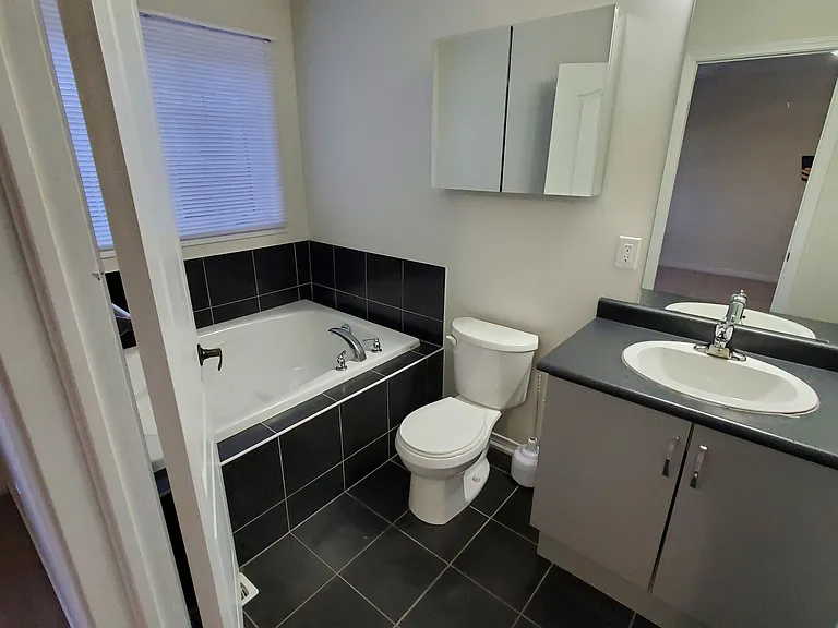 3 Baffin Cres #UPPER — Photo 8
