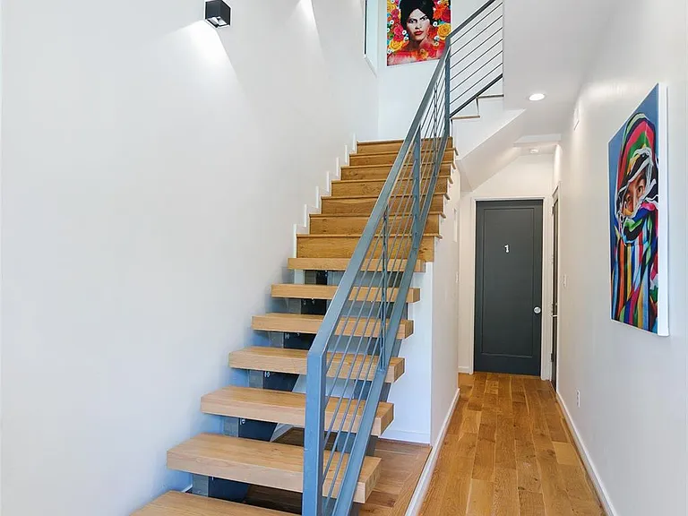 511 Memorial Heights Dr — Photo 4