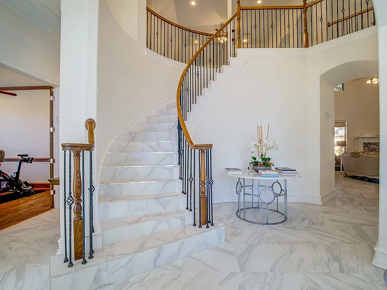 6815 Sawmill Rd — Photo 2