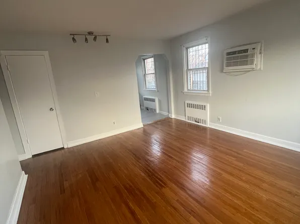 94-15 238th St, Floral Park, NY 11001