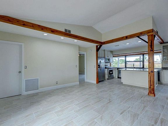 5th image of 709 NE Eastlake St