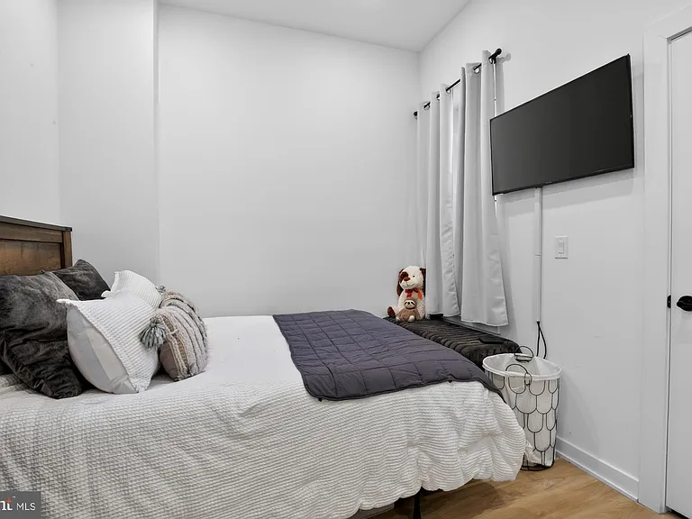 1415 Locust St #402 — Photo 5