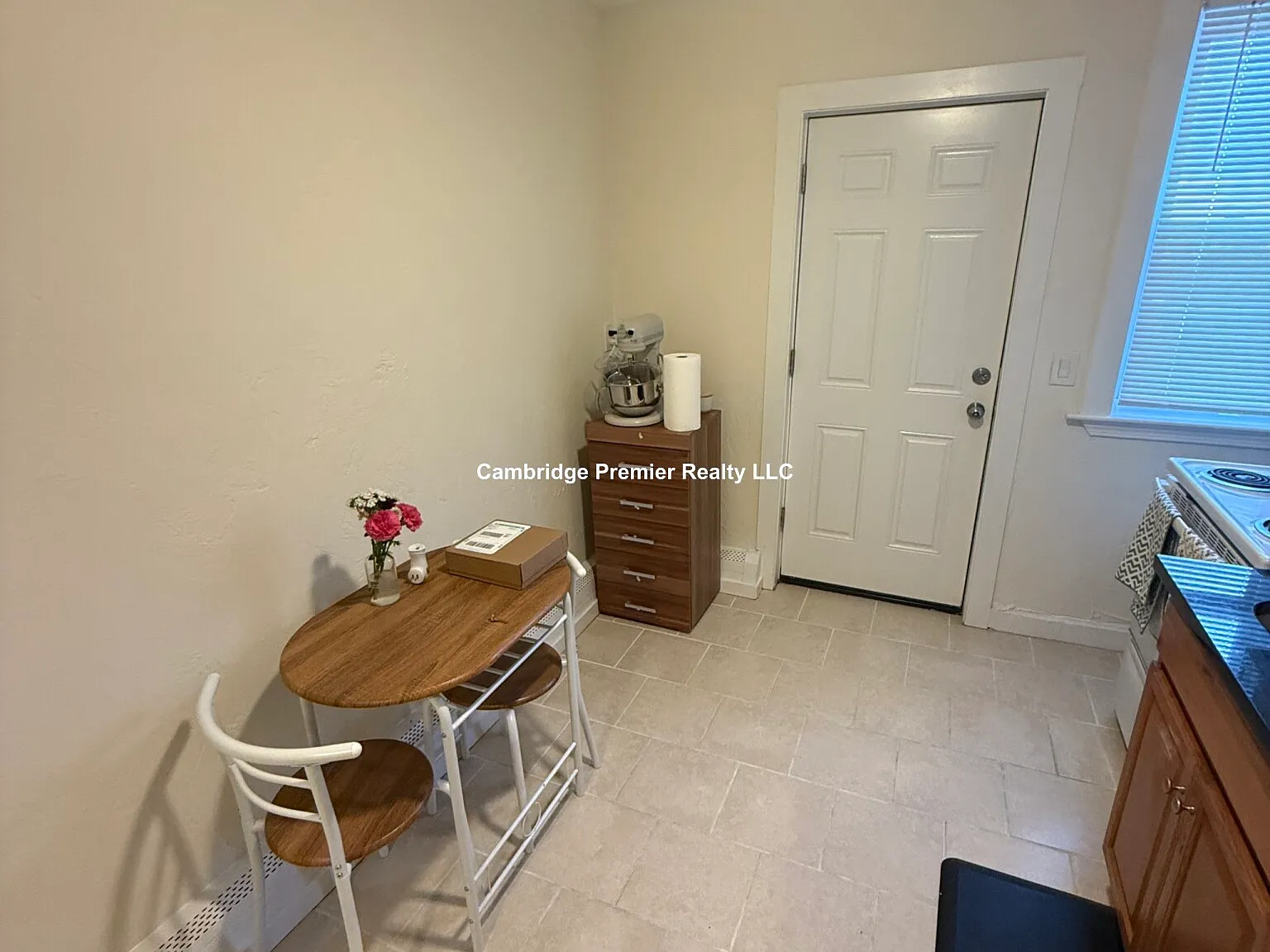2 bed, 1.0 bath, 9999 sqft, $2,350 — Photo 3