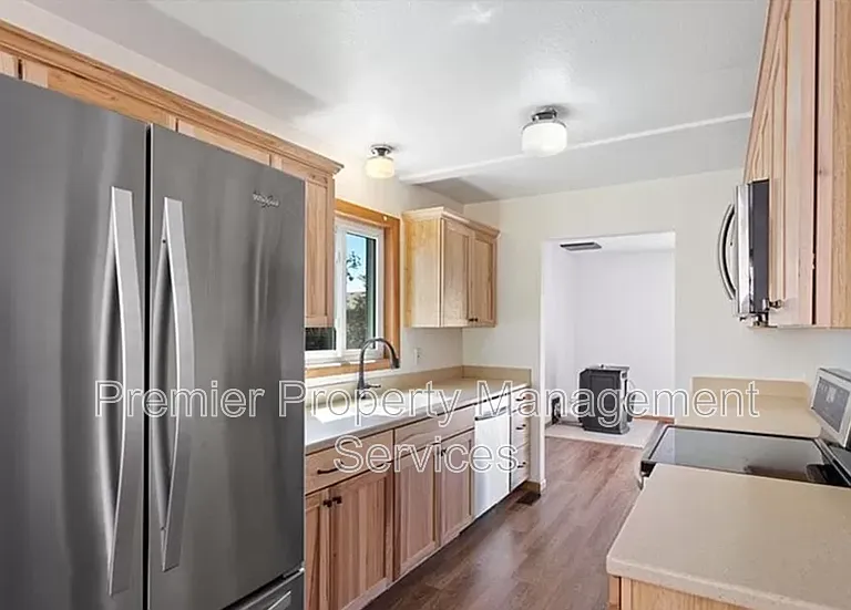 300 Aristocrat Dr — Photo 1