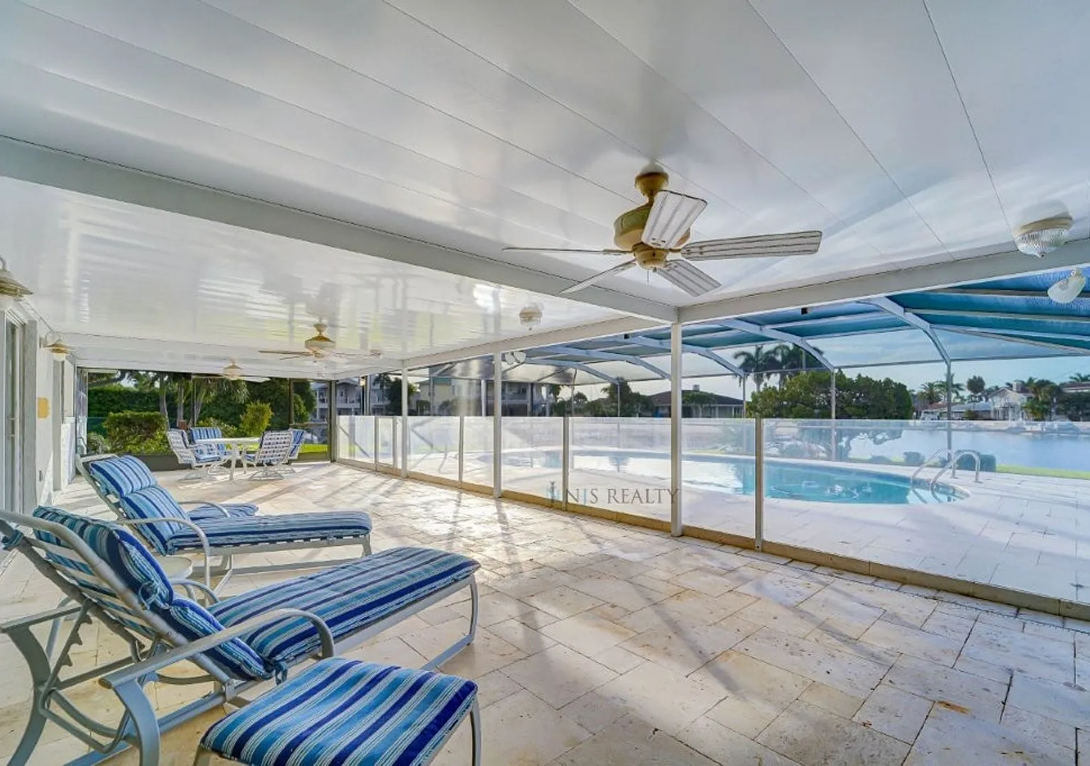 Experience exceptional waterfront living in this stunning 5-bed, 3-full-bath, 2-half-bath home bo... — Photo 4