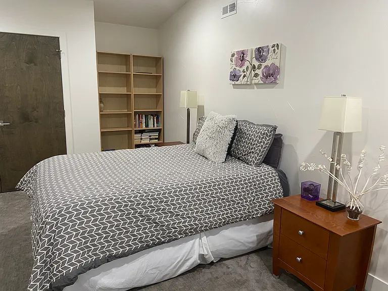 2nd bedroom with queen bed