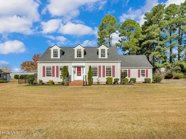 316 W Elwood Avenue, Raeford, NC 28376