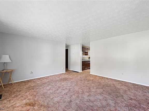 3rd image of 7866 Castle Rock Dr NE