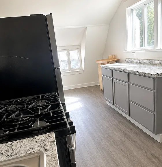 476 Hudson Ave #3 — Photo 2