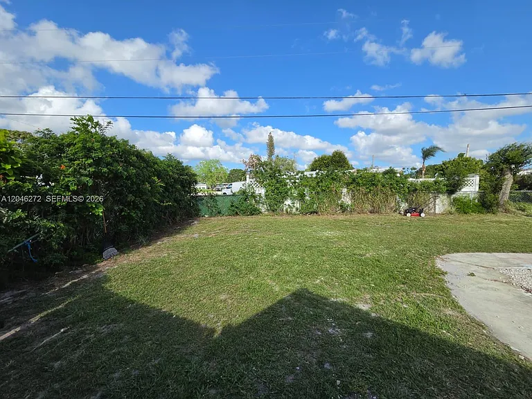 305 SE Airoso Blvd — Photo 56