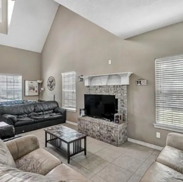 4 bed, 1945 sqft, $4,295 — Photo 4
