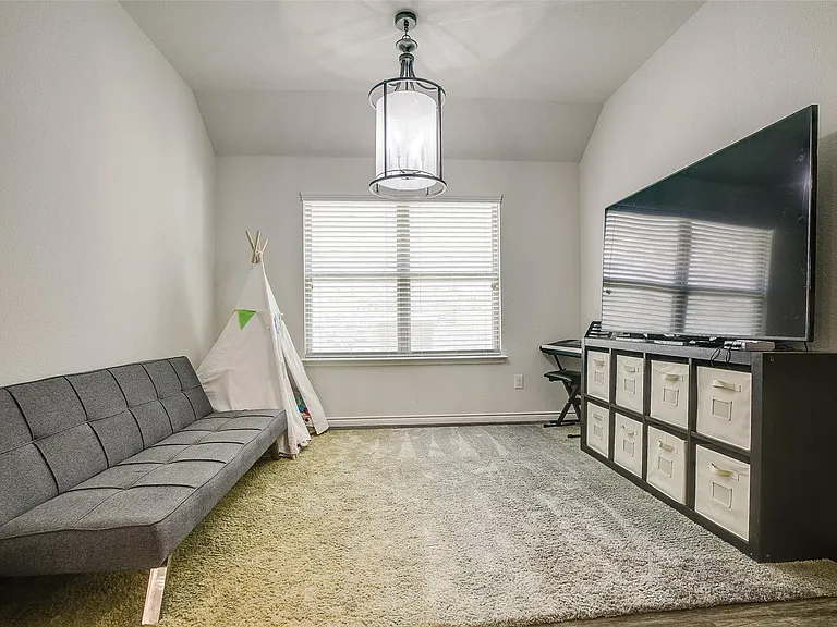593 Jamestown Ln — Photo 4
