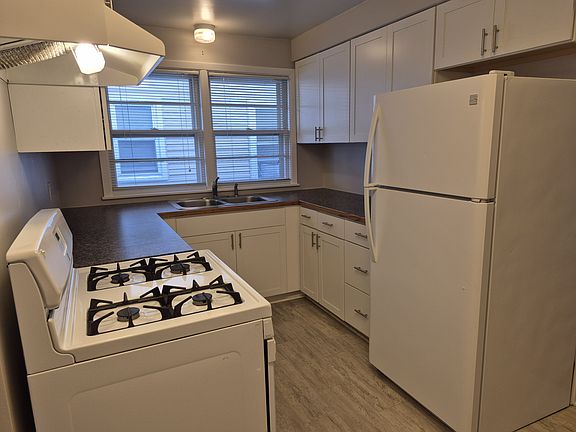 Kitchen with Gas Range_08272025