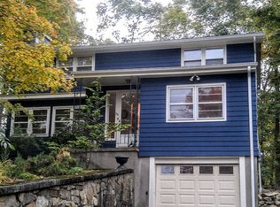 33 Old Smugglers Rd, Branford, CT 06405