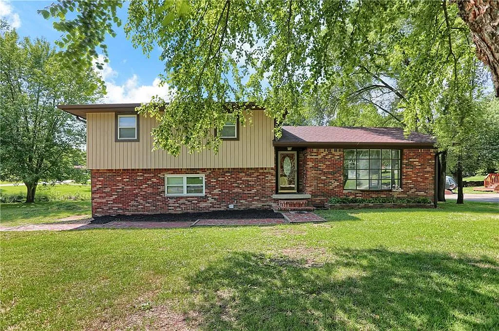 3958 Rainbow View Dr photo 1