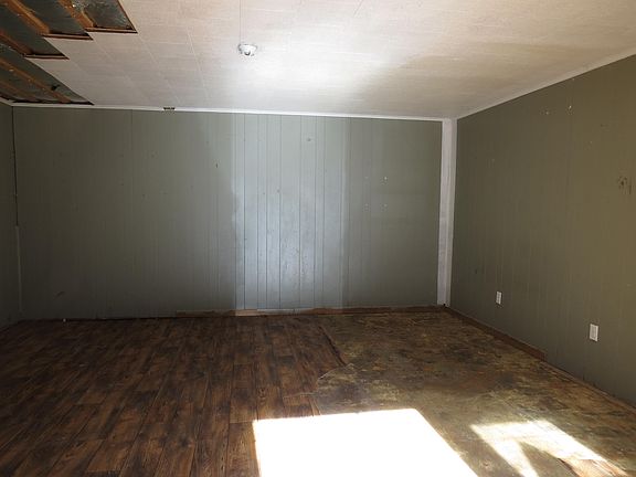 3rd image of 102 12th St NE